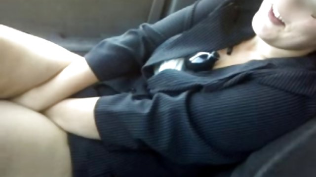 毒性波特兰的地下停车场的充气电枢的金发少女